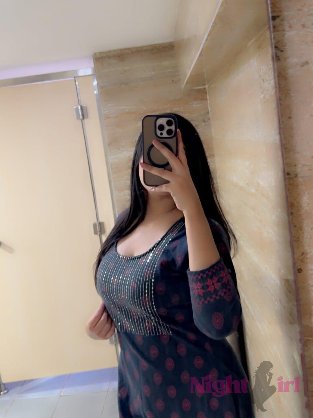 Honey Tyagi Independent Call Girl Service in Delhi
